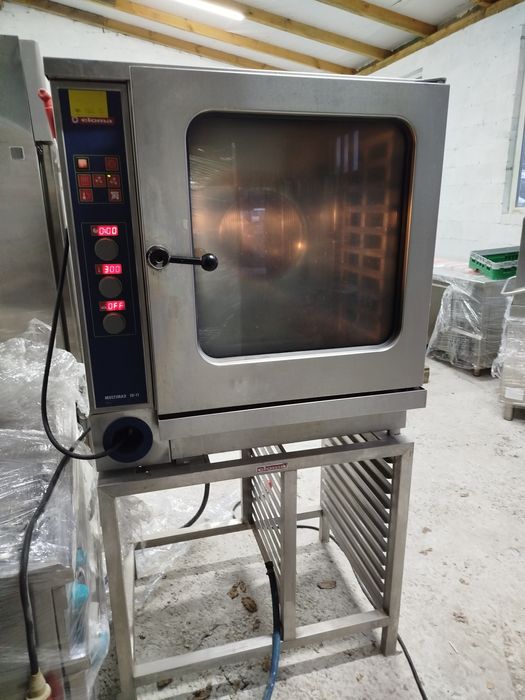 Пароконвектомат з функцією коптильної шафи.