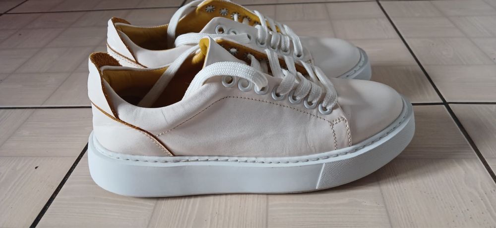 Жіночі білі шкіряні кеди