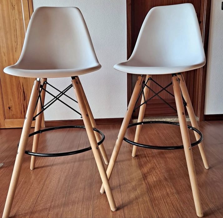 Mesa e cadeiras altas