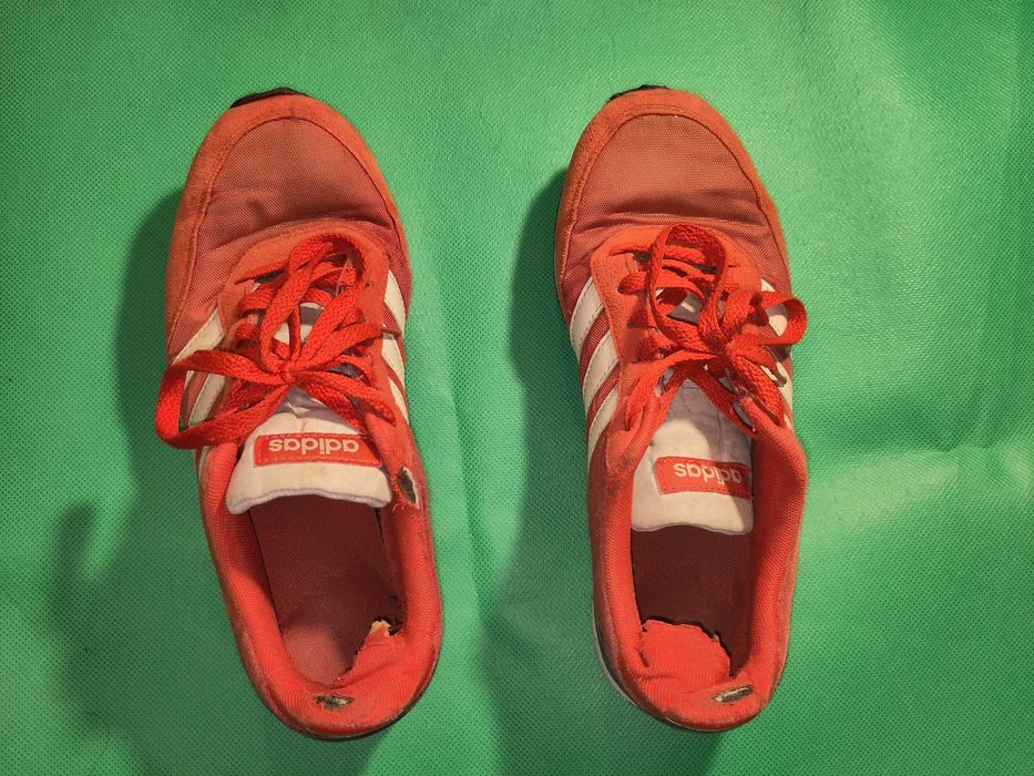 Buty Adidas męskie czerwone z trzema białymi paskami letnie rozmiar 40