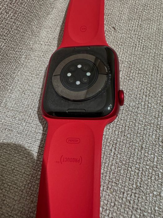 Apple Watch 8 (red product)