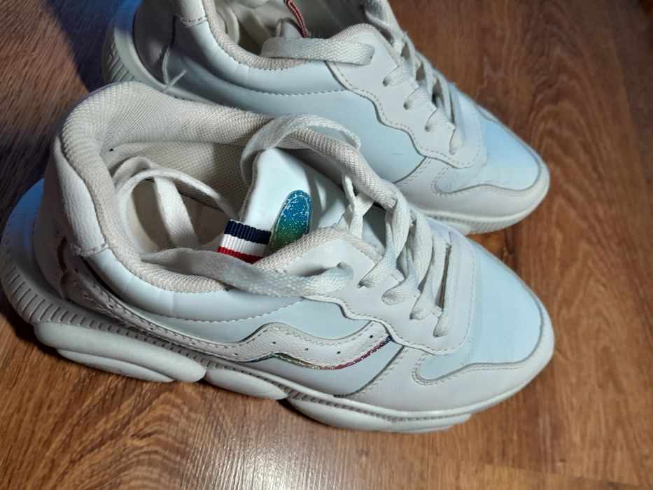 Продаю кросівки дівочі