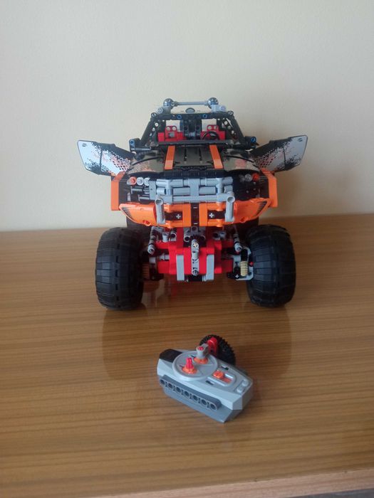 Model LEGO Technic 9398 4x4 Crawler