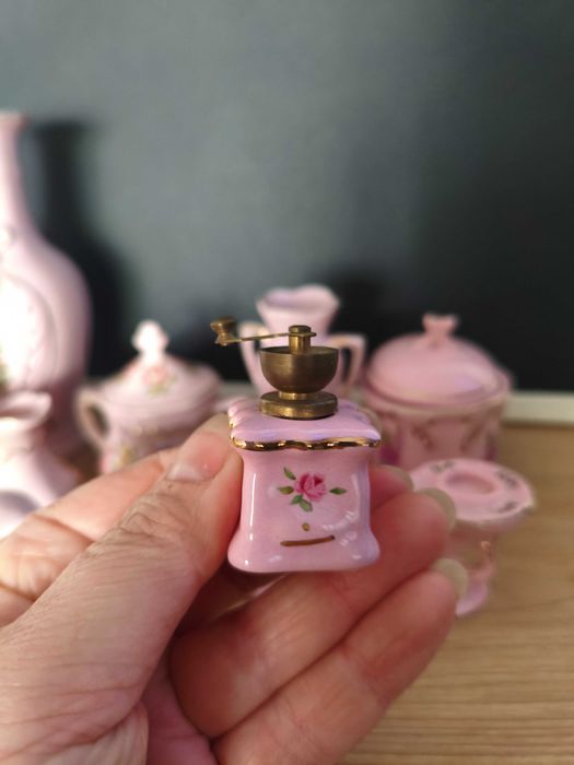 Zestaw miniatur kolekcjonerskich z różowej porcelany Czechy