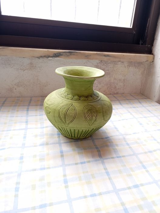 Peça decorativa em cerâmica pintada à mão