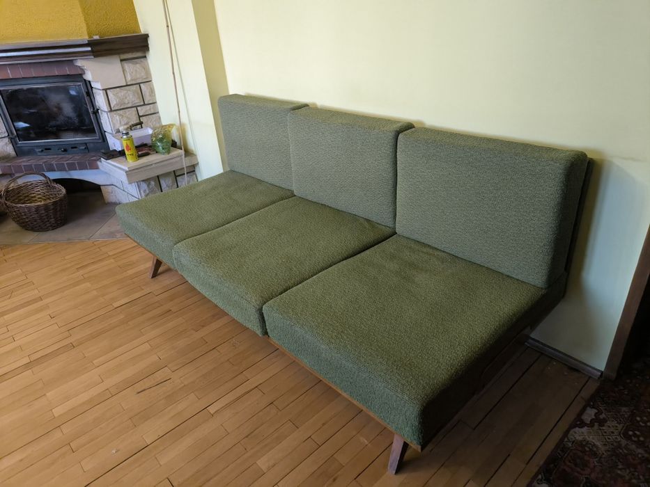 Rozkładana sofa PRL zielona rozkładana czechosłowacka orzech trzyosobowa