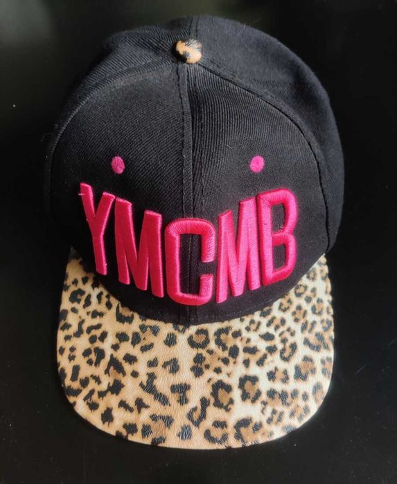 YMCMB Snapback Czapka czarna  z czerwonym LOGO, daszek panterka