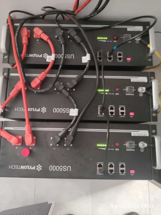 3 baterias Pylontech US5000 com cabos