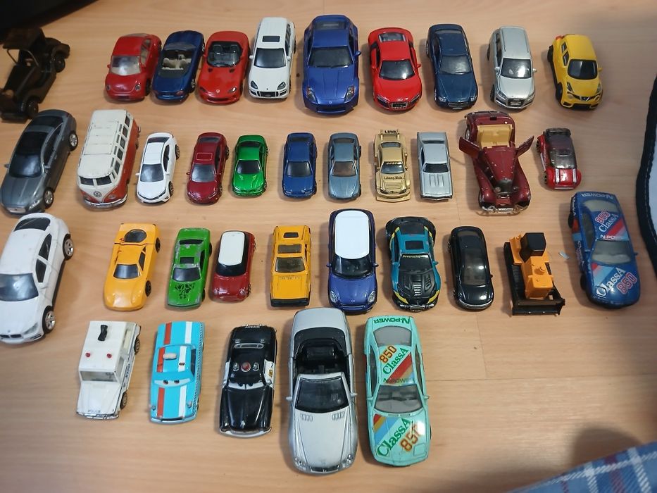 Miniaturas e um camião da b. P. Em bom estado