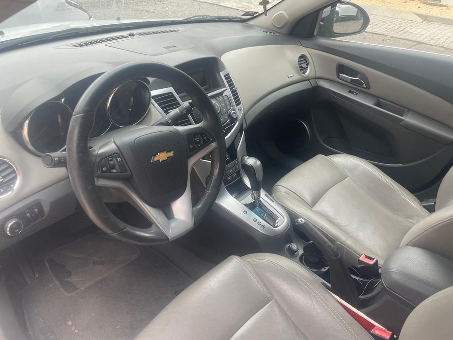 Chevrolet Cruze com caixa velocidades automáticas.