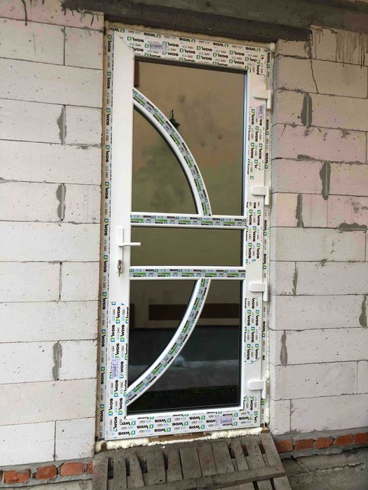 Вікна та двері металопластикові.