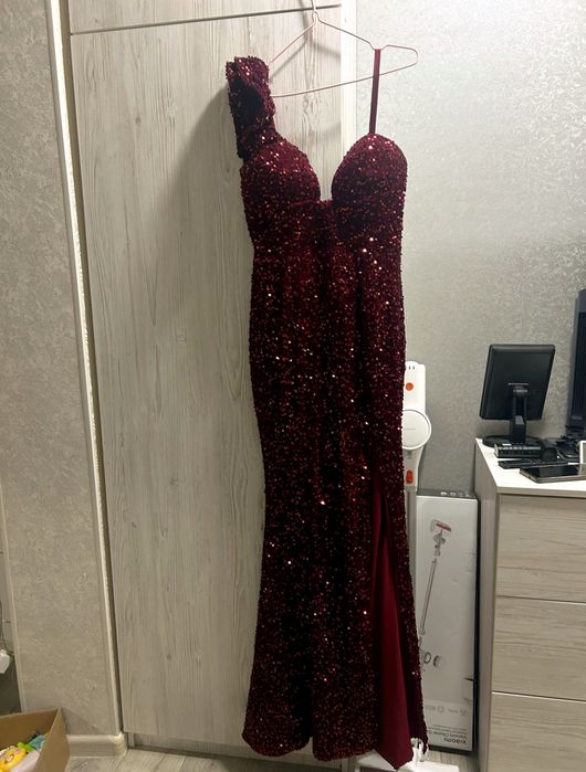 Сукня в паєтках!