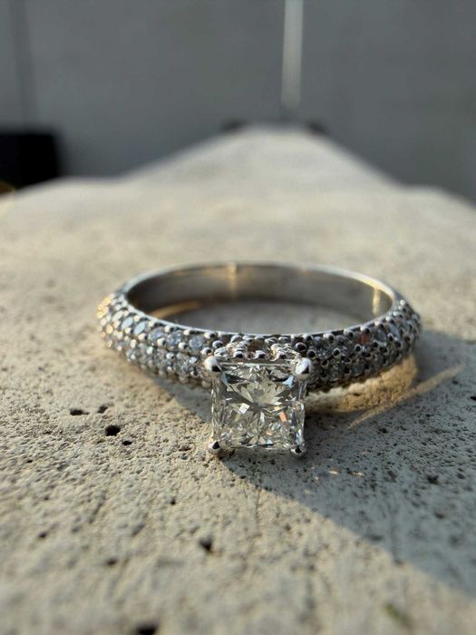 Zjawiskowy  pierścionek z brylantami 3.20g 0.45ct + 0.4ct / VVS2 P.165