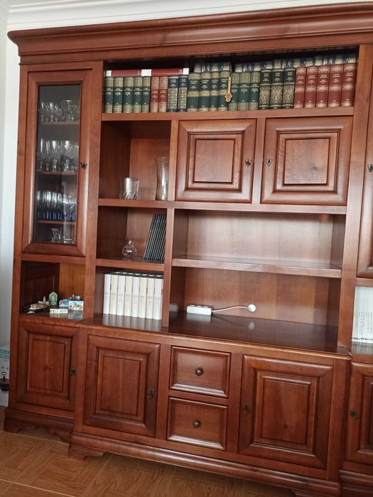 Movel de sala em cerejeira com vitrina