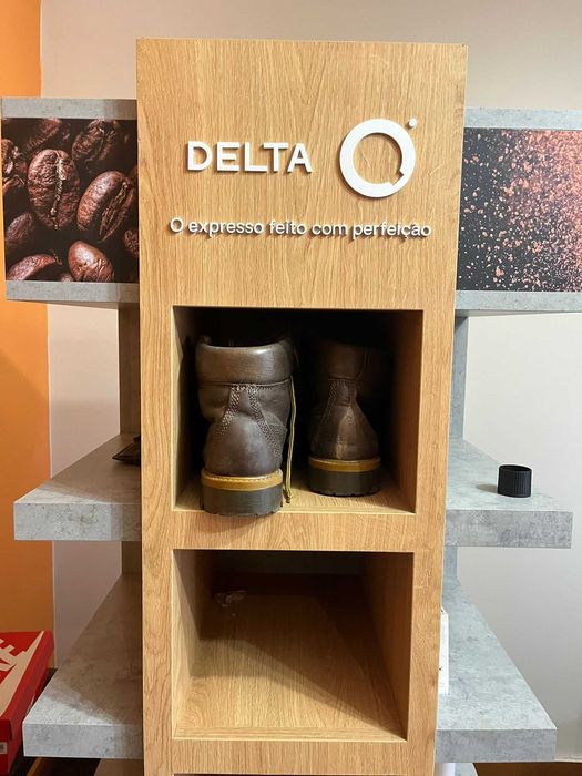 Expositor de Loja/Café Delta Q em madeira + acabamento em cimento