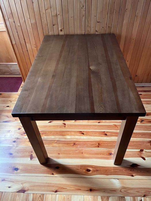 Stół drewniany do pokoju lub kuchni