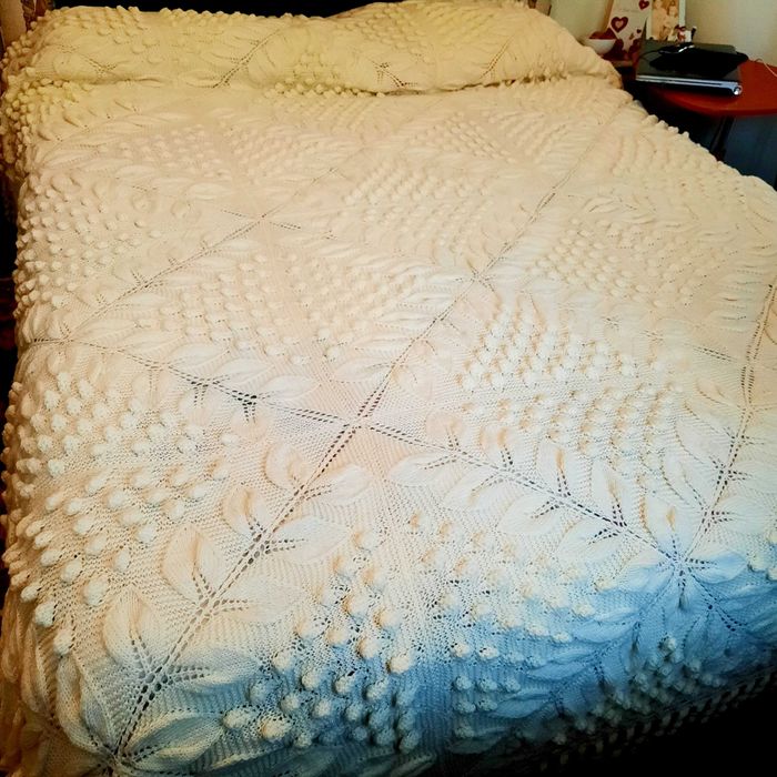 Colcha de cama de casal em renda, feita a 2 agulhas, linha