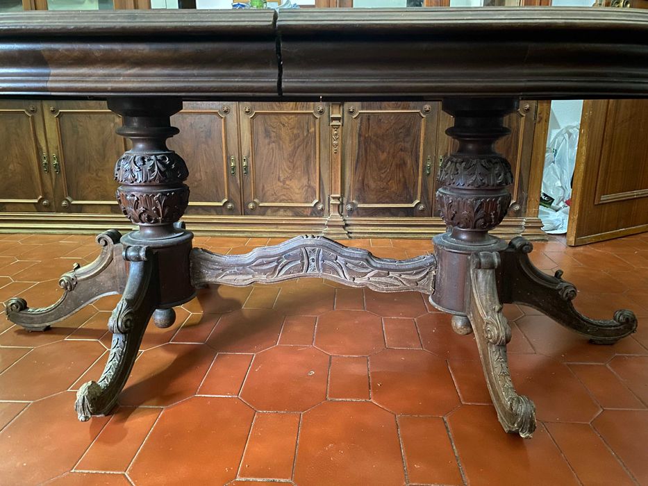 Bela mesa antiga de madeira maciça. Antiguidade. 8 lugares. 188.50cm