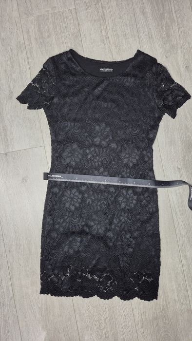 Czarna sukienka mini koronkowa