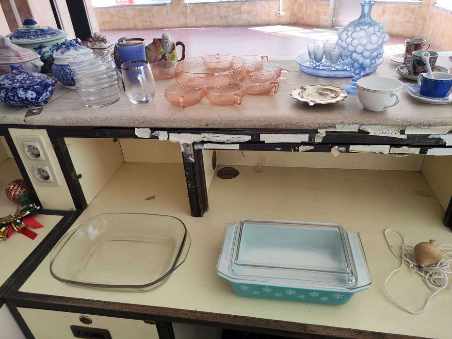 Lote de muitas peças de porcelana, vidro e outros