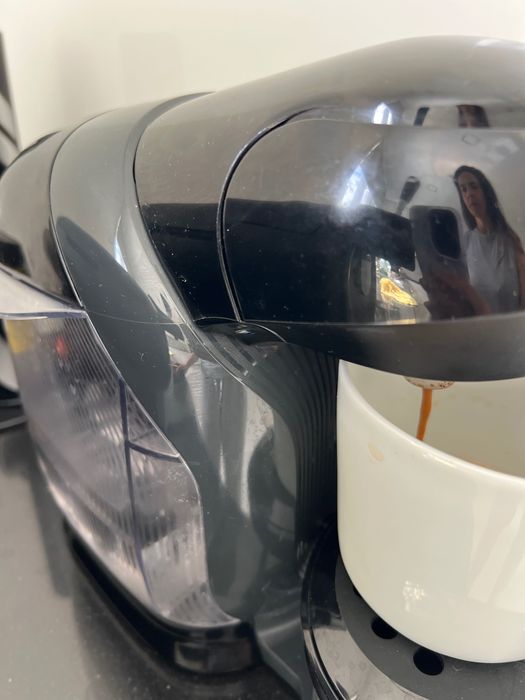 Máquina café Bosch preta. Serve capuchino/Galão Chocolate quente.