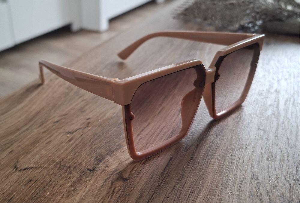 Beżowe ciemne okulary