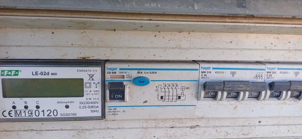 Contador de luz usado em obra