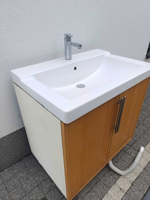Szafka łazienkowa z umywalką i bateria