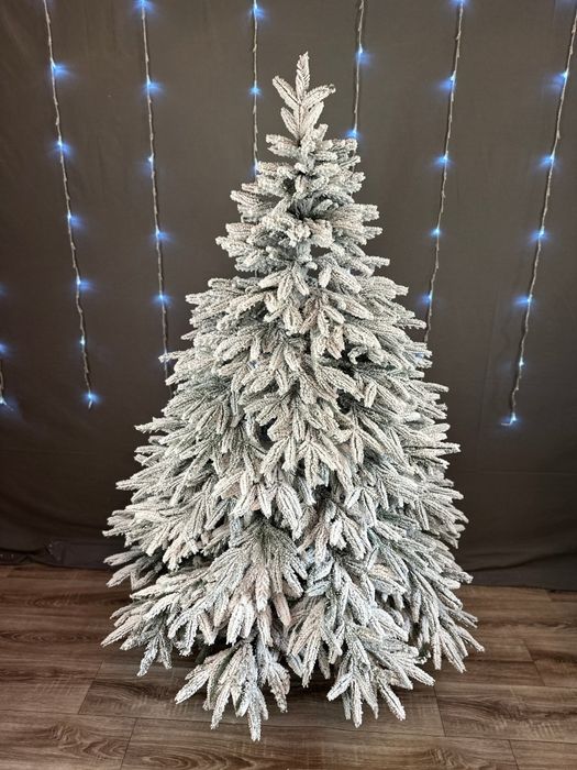 Лита ялинка Смерека засніжена. Литая ёлка