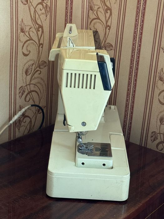 Швейная машинка оверлок Singer