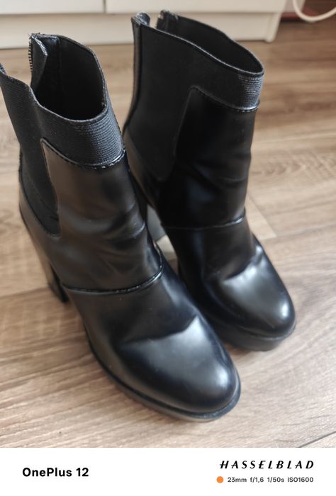 Botki na koturnie Stradivarius 36