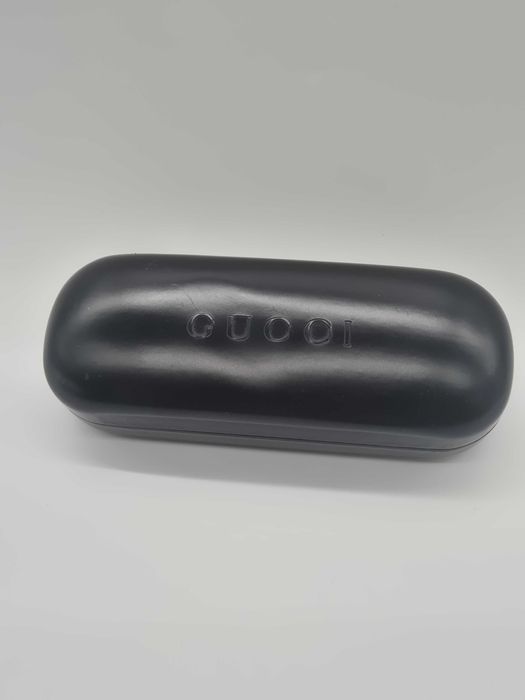 czarne, twarde etui na okulary