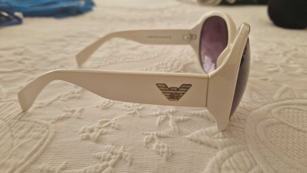 Óculos de sol brancos