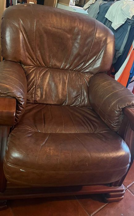 Vendo 2 Poltronas em Cabedal e Mogno – 60€ (as duas)