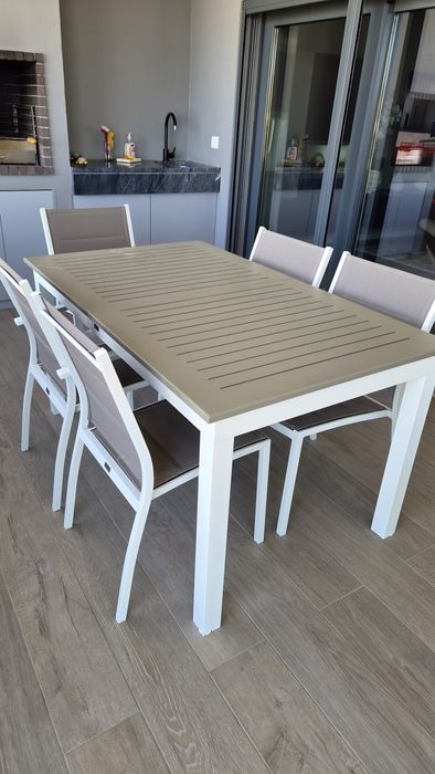 Conjunto de mesa extensivel com 5 cadeiras