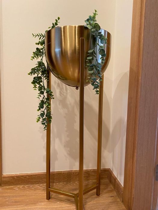 Vaso em estanho dourado