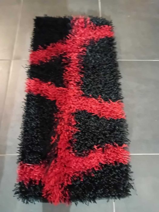 3 tapetes vermelhos e preto