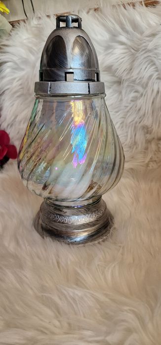 Szklany znicz tęczowe szkło mniejszy
Wymiary:

wysokość 33 cm

średnic