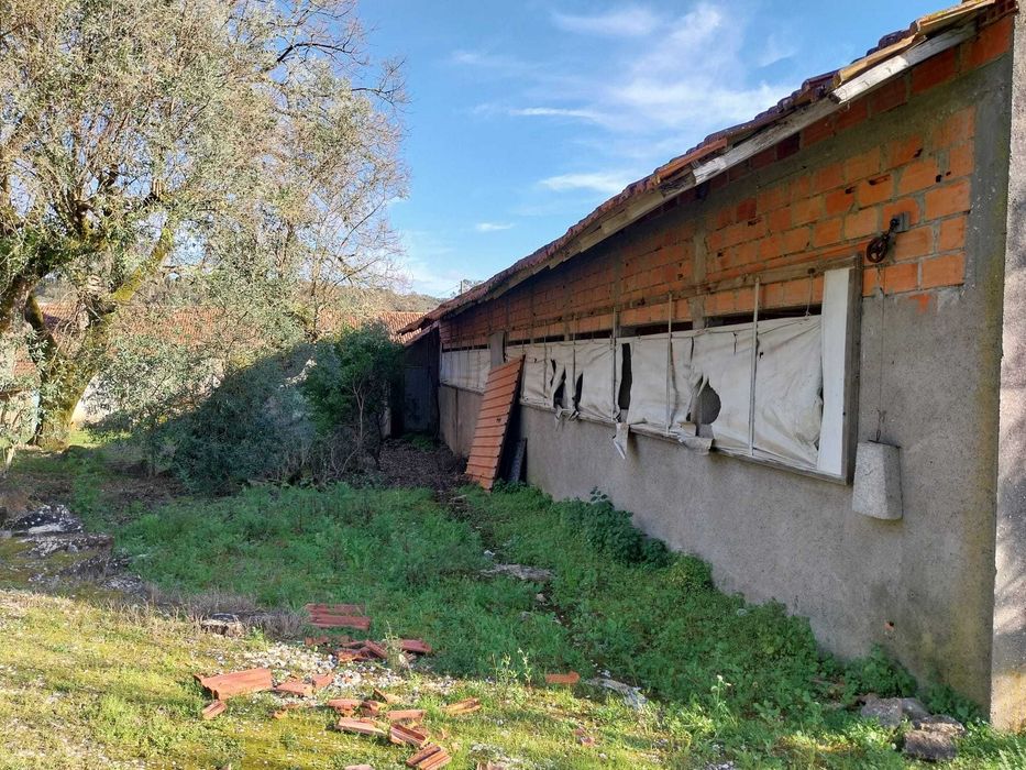 Casa para recuperar com terreno em Outeiro das matas, Ourém
