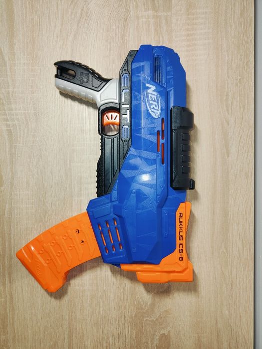 Plastikowy pistolet nerf