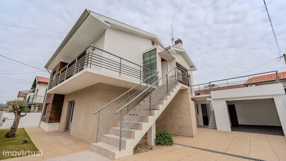 Moradia Bi-Familiar em Creixomil: T3 + T2