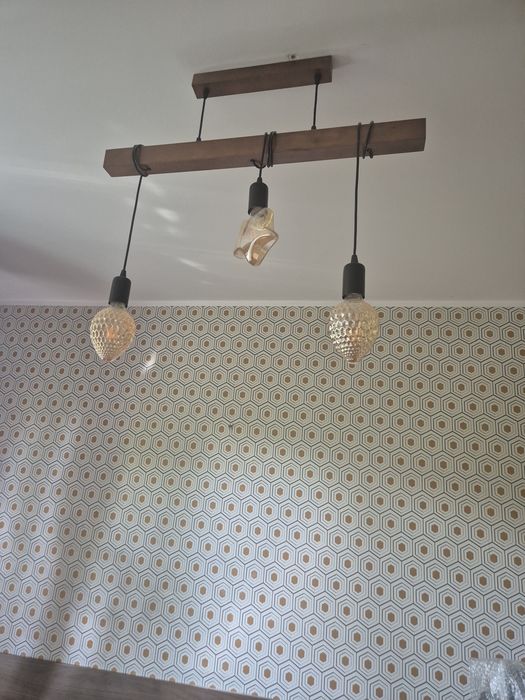Drewniana lampa wisząca z żarówkami