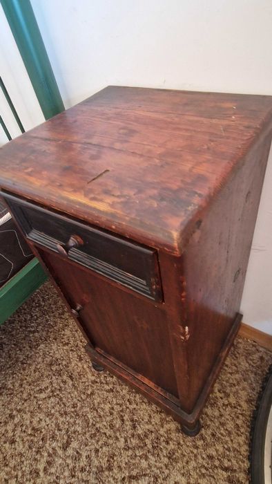 Mesa de cabeceira antiga
