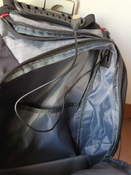 Mochila Preta e Cinza impermeável para escola