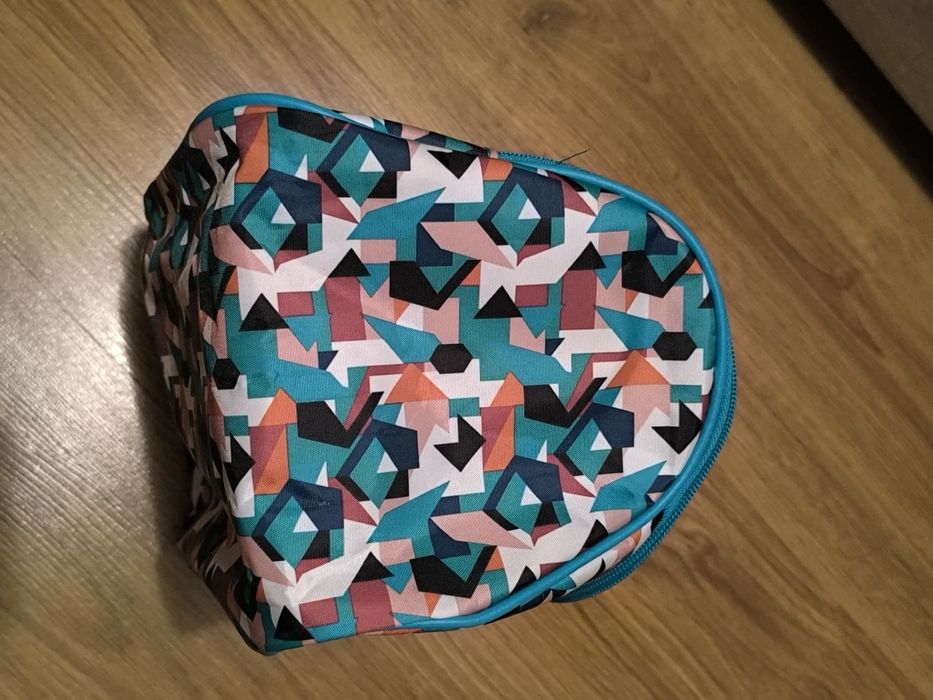 Duża kosmetyczka bardzo pojemna w wzory
