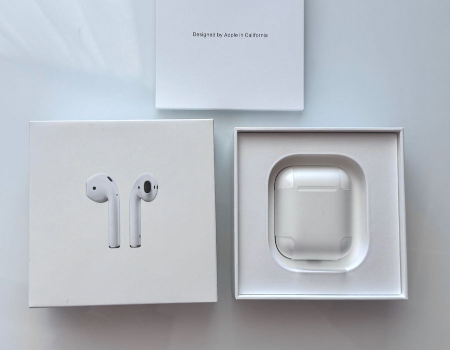 Apple AirPods 2 with Charging Case