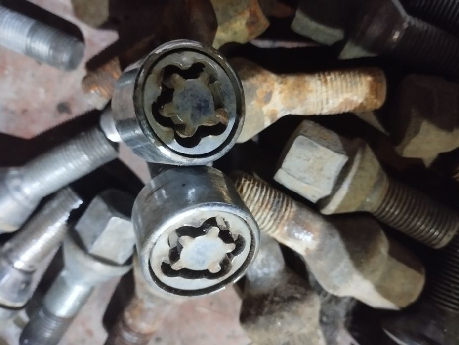 Болты колесные. Мерс.