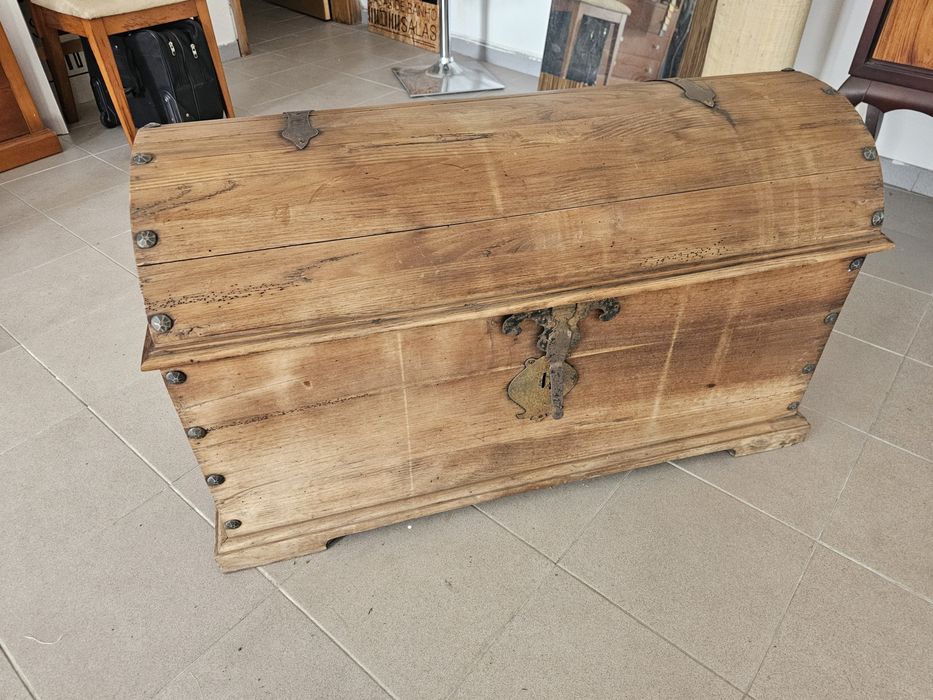 Baú em Madeira Antigo