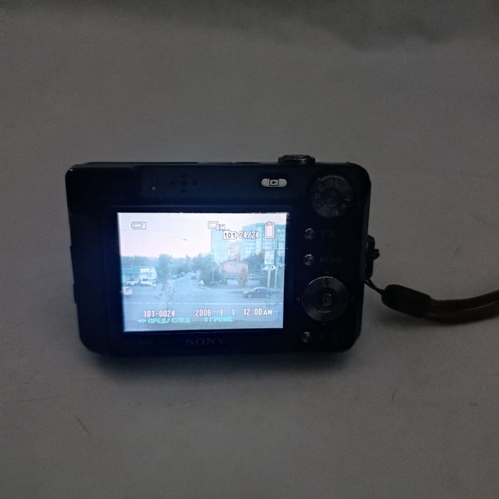 Фотоапарат SONY Model No. DSC-W100 в робочому стані