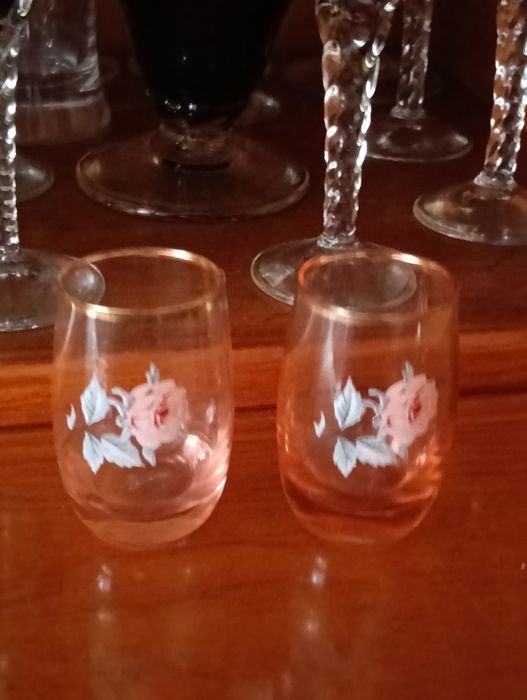 Belo copo balão grande e dois pequeninos copos